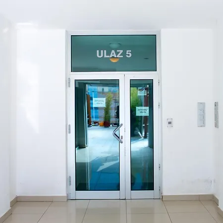 Iris アパート モスタル