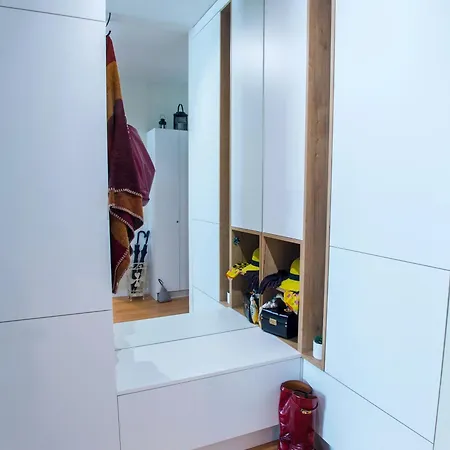 Iris アパート モスタル